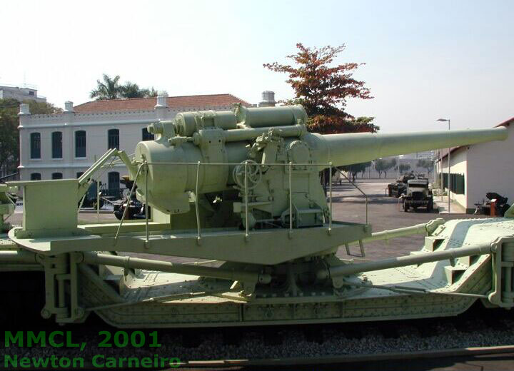 Detalhe da plataforma rebaixada do canhão ferroviário preservado no Museu Militar Conde de Linhares (MMCL)