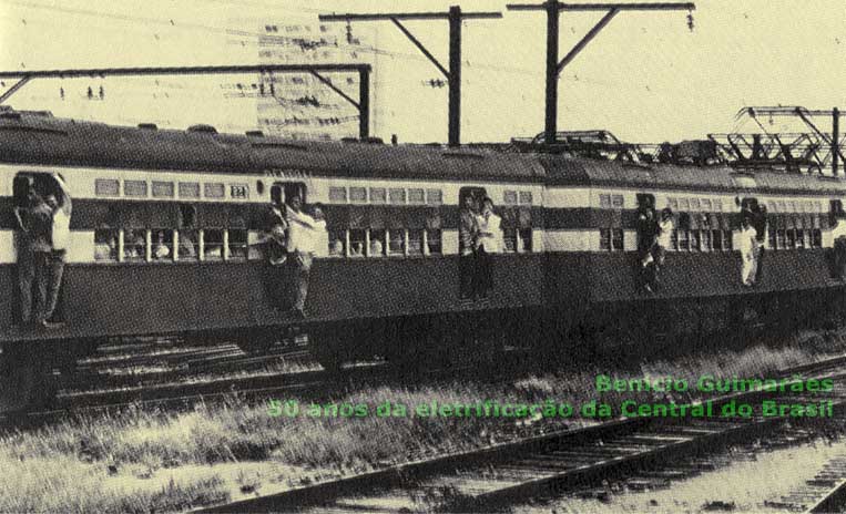 Estrada de Ferro Central do Brasil | Os 50 anos da eletrificação dos trens de subúrbios do Rio de Janeiro - 1937-1987 | página 49, foto 2 - No início da década de 50, o serviço de subúrbios da Central do Brasil passou por séria crise. Os trens não atendiam à grande demanda.