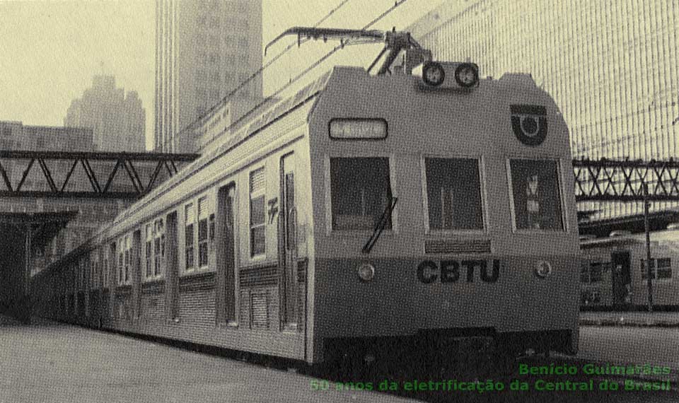 Estrada de Ferro Central do Brasil | Os 50 anos da eletrificação dos trens de subúrbios do Rio de Janeiro - 1937-1987 | página 56, foto 2 = Trem-unidade da série 900 (Cobrasma)