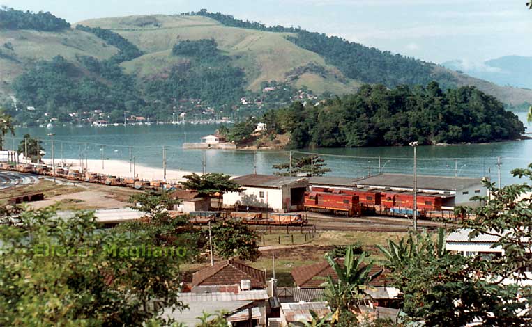 Esta&ccedil;&atilde;o ferrovi&aacute;ria de Angra dos Reis (pr&eacute;dio de 1956) em frente &agrave; praia do Anil