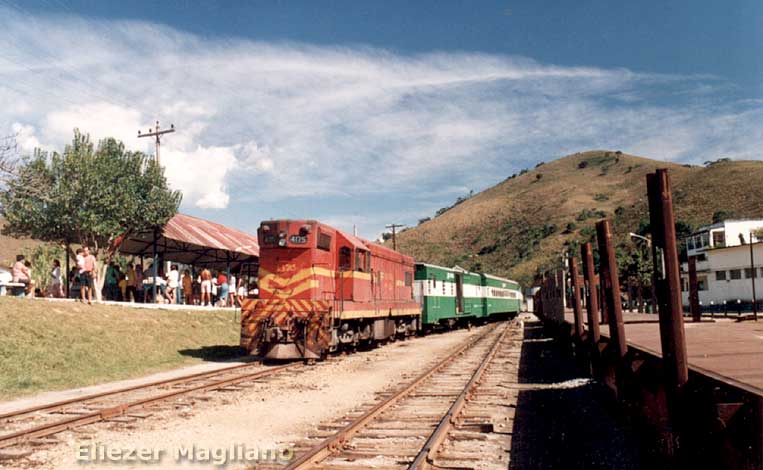 O trem turístico após a chegada a Lídice, em 1995, com a pequena feira de produtos artesanais