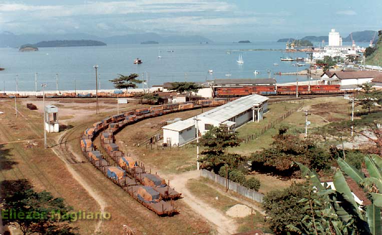 Vista aérea da disposição dos trilhos do pátio ferroviário de Angra dos Reis,  em formato triangular