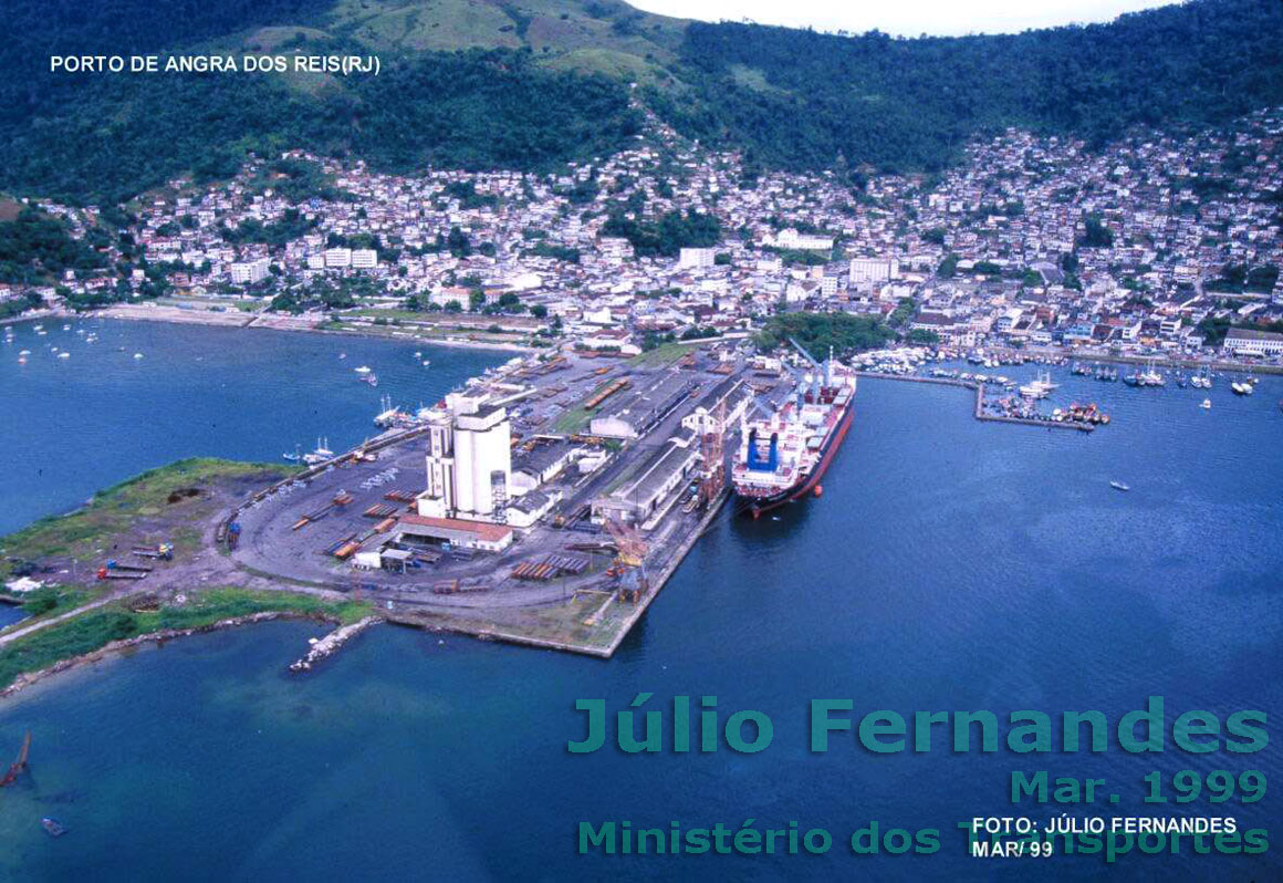 Vista aérea do antigo porto de Angra dos Reis, desde o canal de chegada