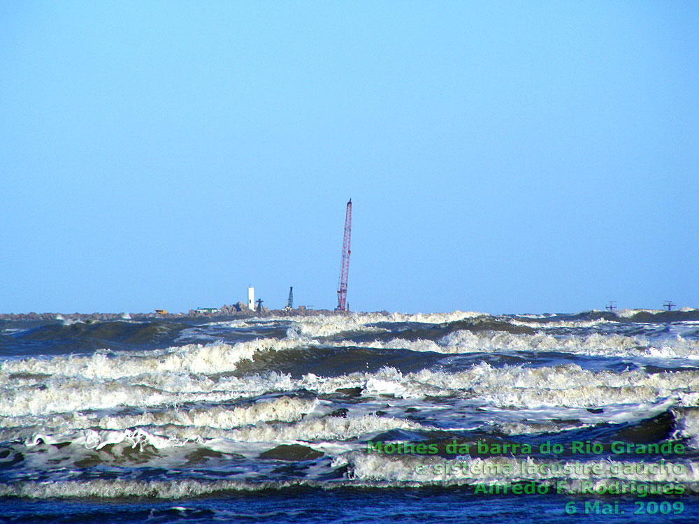 Os molhes de pedra quebram as ondas para facilitar a entrada da barra do Rio Grande