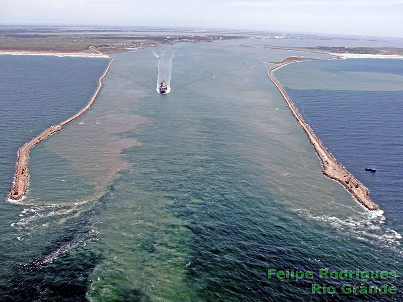 Vista aérea da entrada do canal protegido pelos molhes da barra do Rio Grande