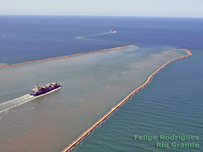 Navio percorrendo o canal para deixar a barra do Rio Grande