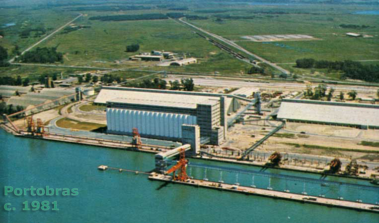 Vista aérea do antigo Terminal de Trigo e Soja, em folheto da antiga Portobras (c. 1981), vendo-se ao fundo o pátio ferroviário