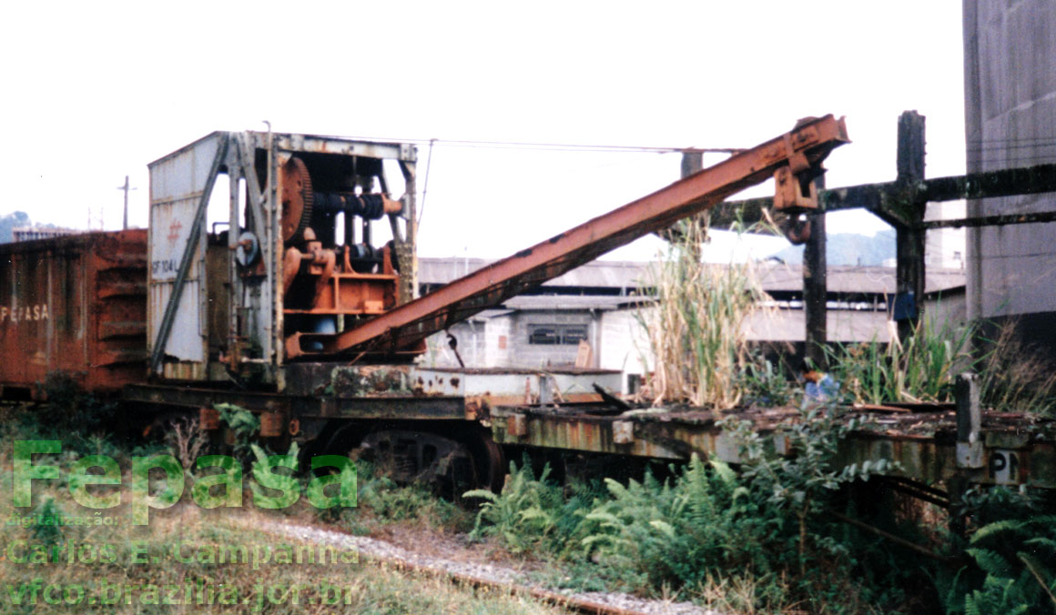 Estado do guindaste ferroviário a vapor GF-104L, com destaque para a lança e o que resta de um possível vagão madrinha