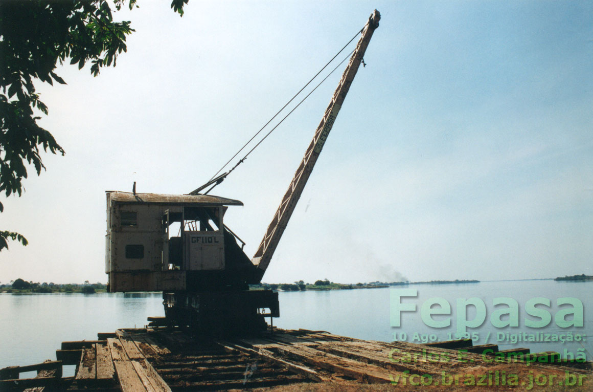 Guindaste ferroviário GF-110L da Fepasa, em instalação fixa sobre trapiche no rio Paraná, Presidente Epitácio