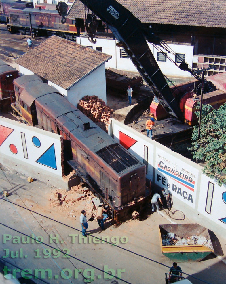 Posicionamento do guindaste ferroviário, com outra locomotiva já destacada atrás da U13B