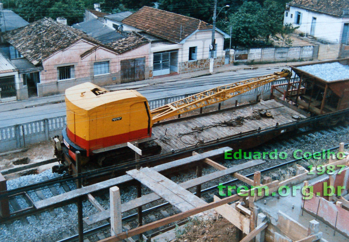 Guindaste Bucyrus-Erie sobre esteiras, transportado em vagão prancha para serviços de via na RFFSA - Rede Ferroviária Federal