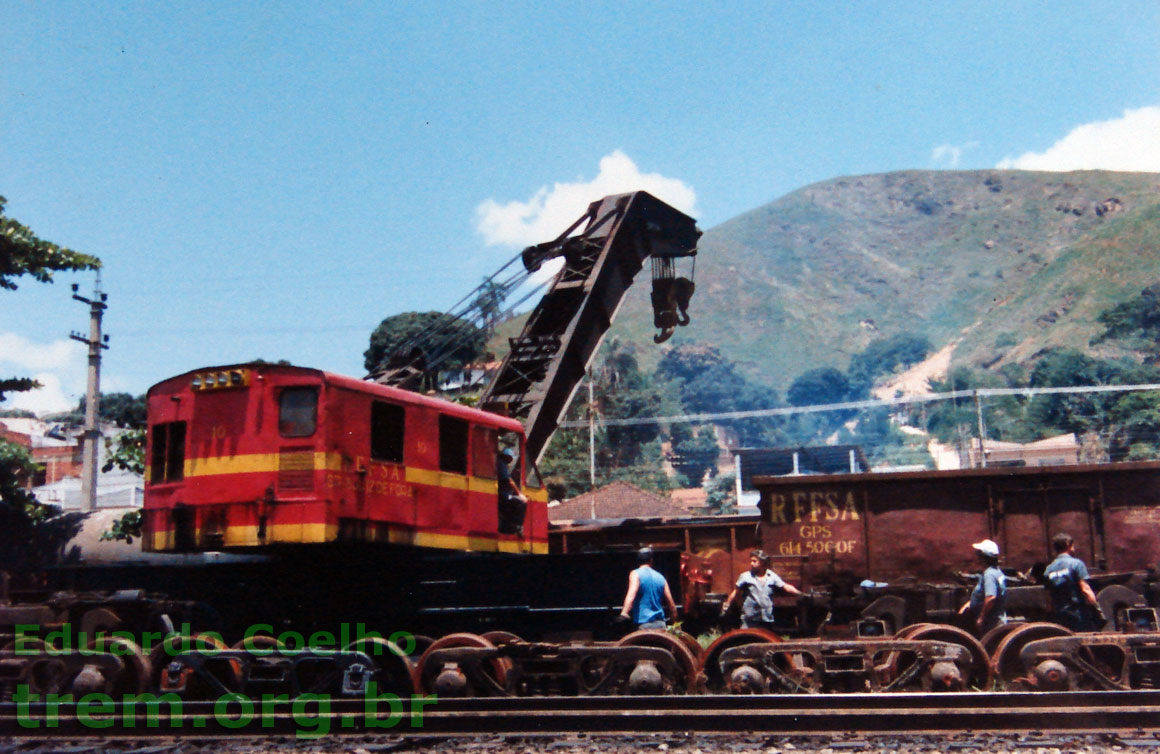 Guindaste ferroviário Orton nº 10 da RFFSA carregando vagão com truques