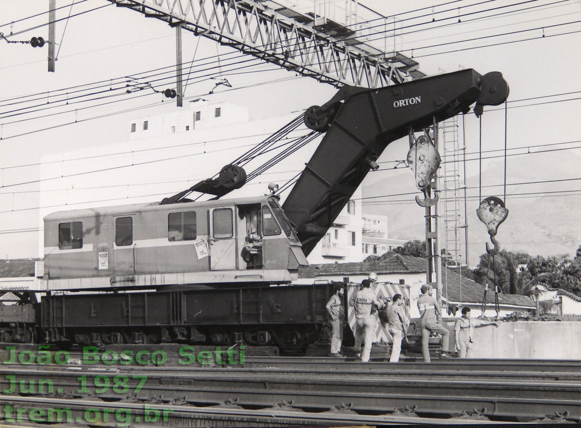 Guindaste ferroviário Orton de lança curta para 100 toneladas Cotó no serviço dos trens de subúrbios do Rio de Janeiro