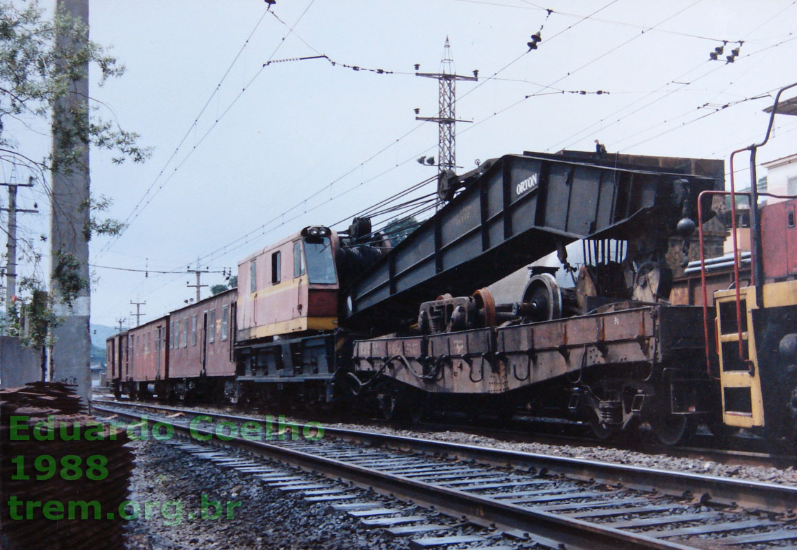 Guindaste ferroviário Orton nº 12 da RFFSA visto do lado do vagão madrinha