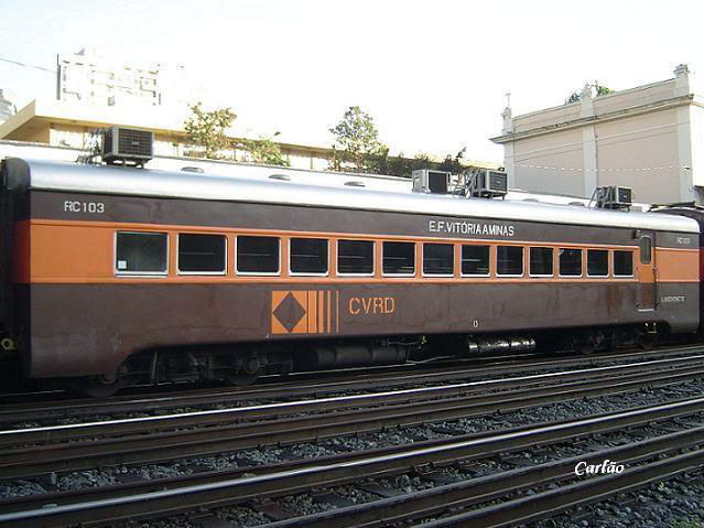 Vagão RC103 do Trem de passageiros Vitória - Belo Horizonte, da Vale, na pintura café (marrom) e abóbora