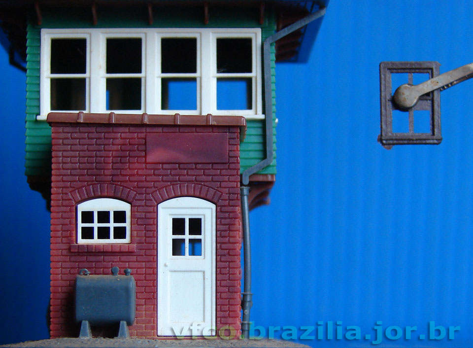 Janela de guilhotina da Miniaturas Artesanais, para comparar com as da torre de sinalização ferroviária da Atlas