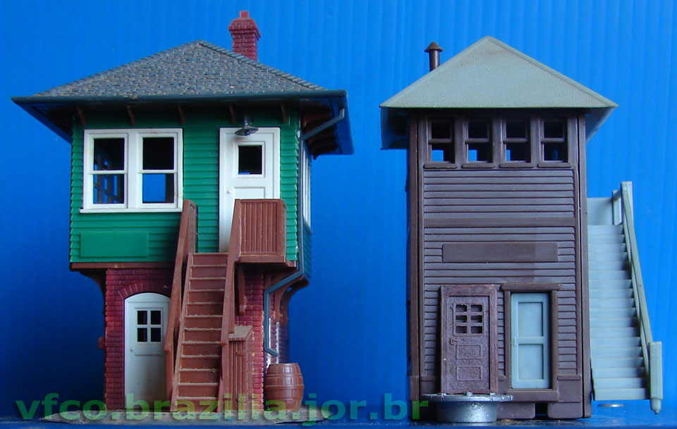 Porta com postigo de vidro da Miniaturas Artesanais, disposta em frente à cabine de sinalização ferroviária da Atma para comparação