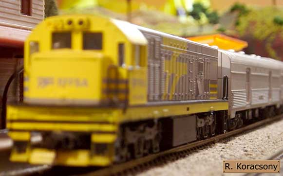 Ferreomodelo Frateschi da locomotiva U20C acoplado ao Trem de Prata, para comparação de altura com os vagões de passageiros