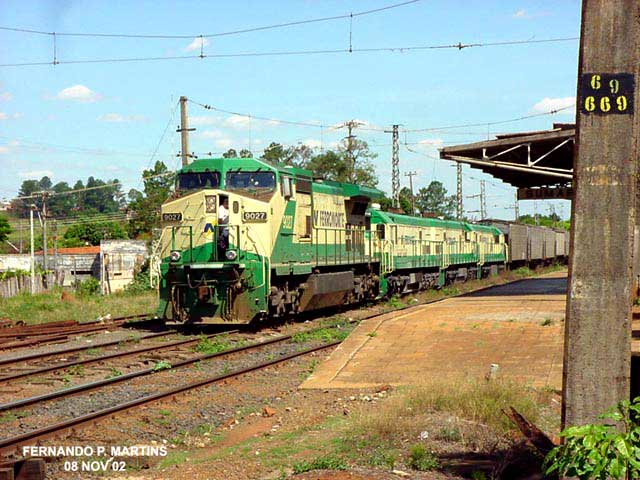 Locomotiva Dash-9 engatada a 3 locomotivas U26, para comparação de altura