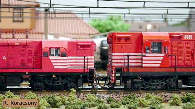 Ferreomodelo Frateschi de locomotiva G12 lado a lado com ferreomodelo da mesma locomotiva em escala HO (1:87), para comparação