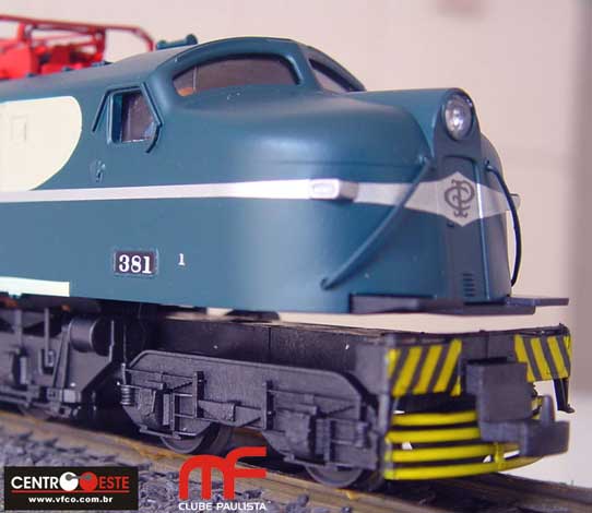 Detalhe frontal do ferreomodelo da locomotiva V8