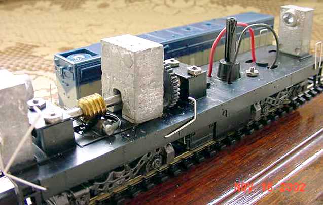 Motorização dos primeiros ferreomodelos Frateschi da locomotiva G12, com motor embaixo do chassi, engrenagem, transmissão, fiação