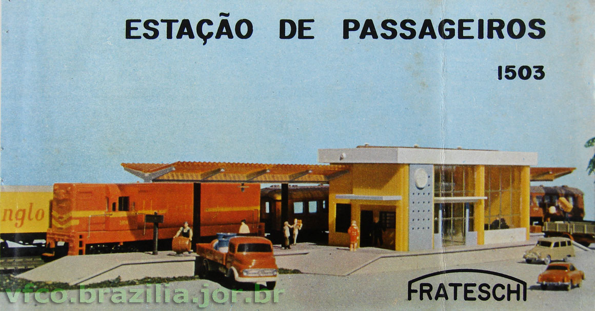 Antiga embalagem da estação ferroviária da Frateschi, ainda com a locomotiva G12 sem pintura fosca, e com vagões importados ao fundo