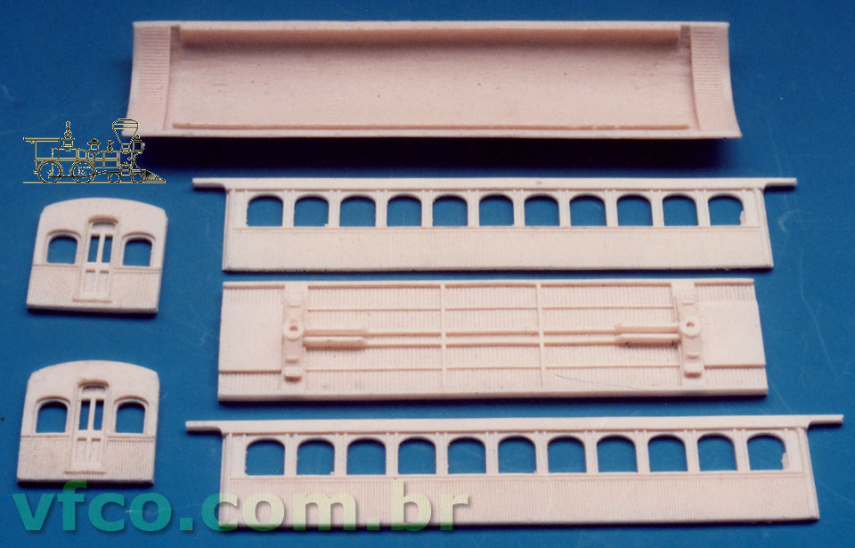 Teto, estrado, laterais e testeiras do ferreomodelo feitas em resina