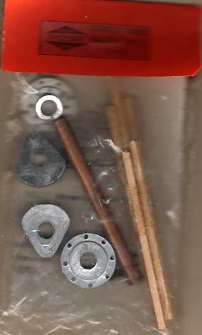 Embalagem com as peças de metal e de madeira para compor a carga para vagão em miniatura, da Phoenix Modelismo