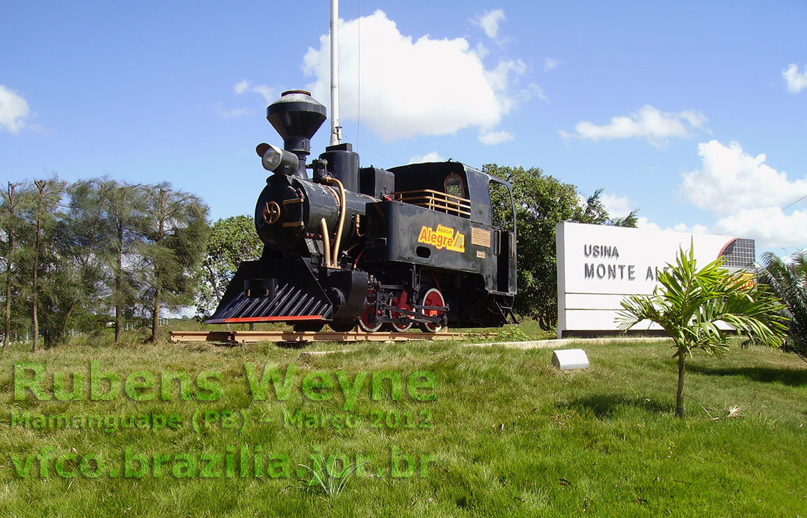 Vista geral da locomotiva Jung preservada em monumento estático na entrada da Usina Monte Alegre, junto à BR-101, em Mamanguape, Paraíba