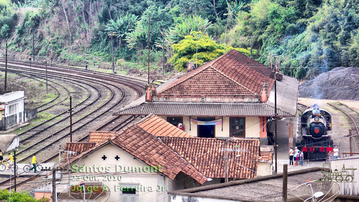 Vista superior da estação ferroviária de Santos Dumont (MG), com as linhas da MRS à esquerda e a locomotiva Zezé Leone no desvio à direita