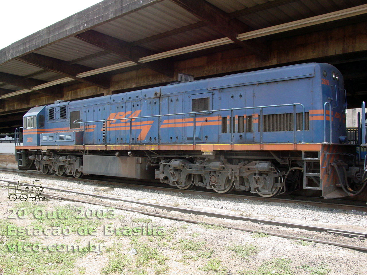 Lateral esquerda da locomotiva GE U22C 2809 FCA na estação ferroviária de Brasília