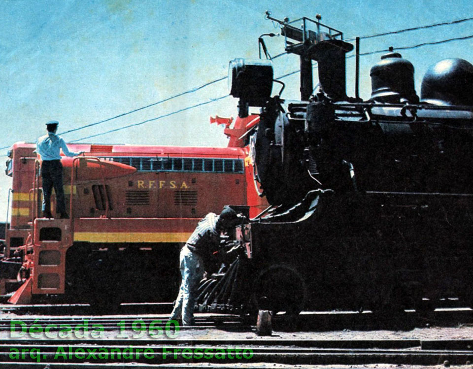 Locomotiva diesel-hidráulica GMDH1 RFFSA entre uma locomotiva a vapor (em primeiro plano) e uma diesel-elétrica (ao fundo)