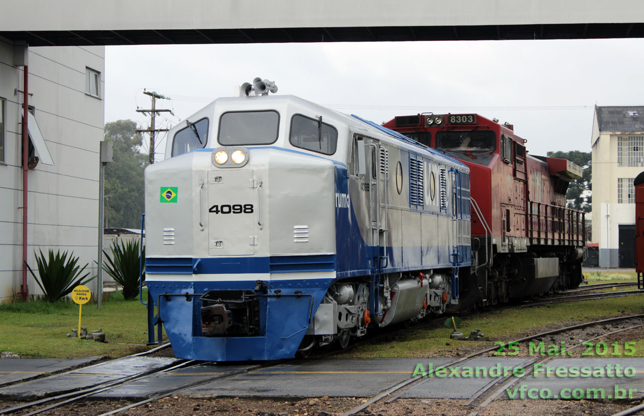 Locomotiva B12 nº 4098 na nova pintura Rumo Logística