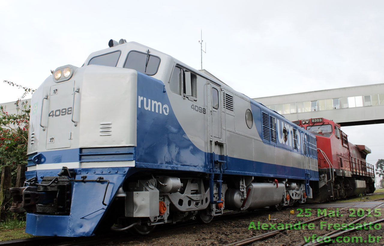 Locomotiva B12 nº 4098 na nova pintura Rumo Logística