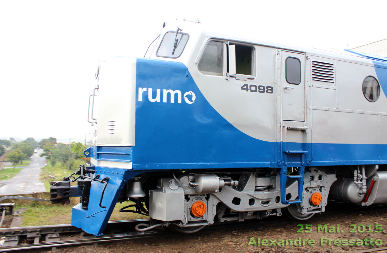 Cabine e truque da locomotiva B12 nº 4098 na nova pintura Rumo