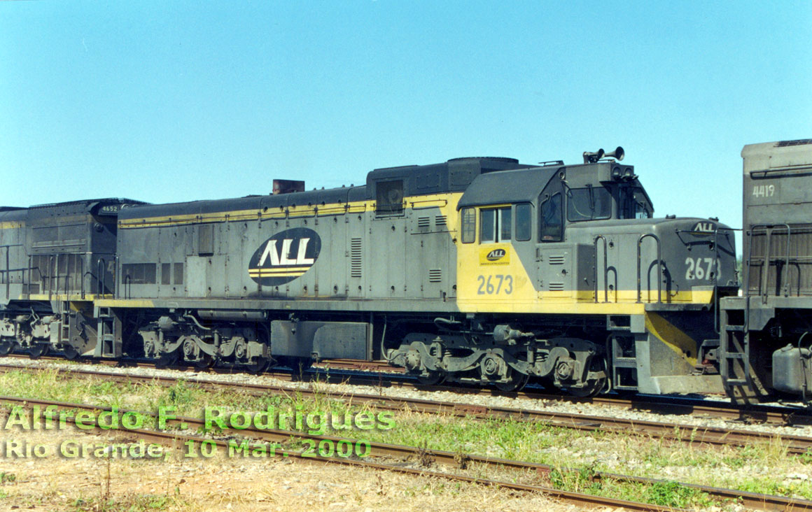Cabine e lateral da locomotiva U20C Namibiana nº 2673 da ALL em Rio Grande (RS), Março de 2000