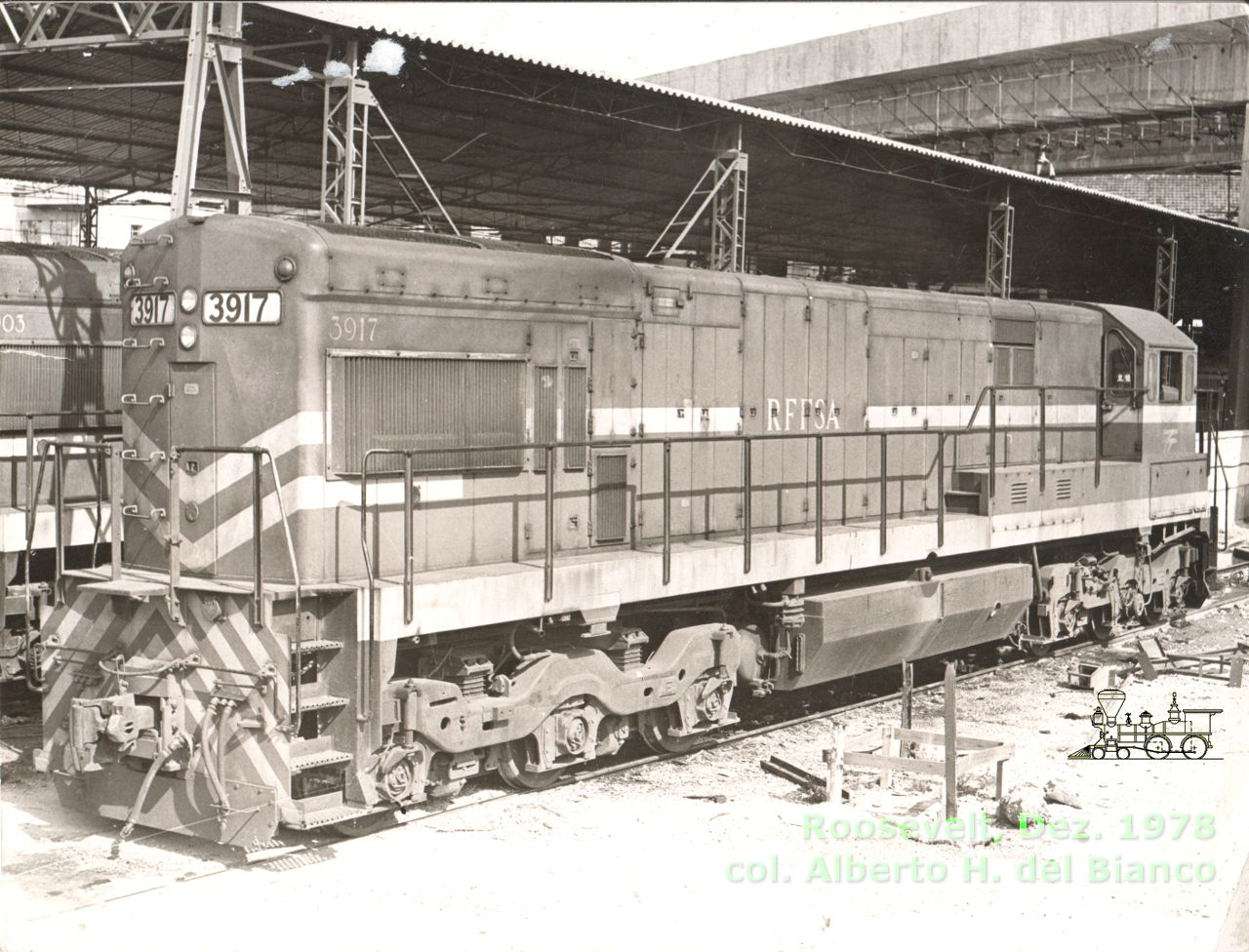 Locomotiva GE U23C nº 3917 RFFSA em Roosevelt, Dez. 1978