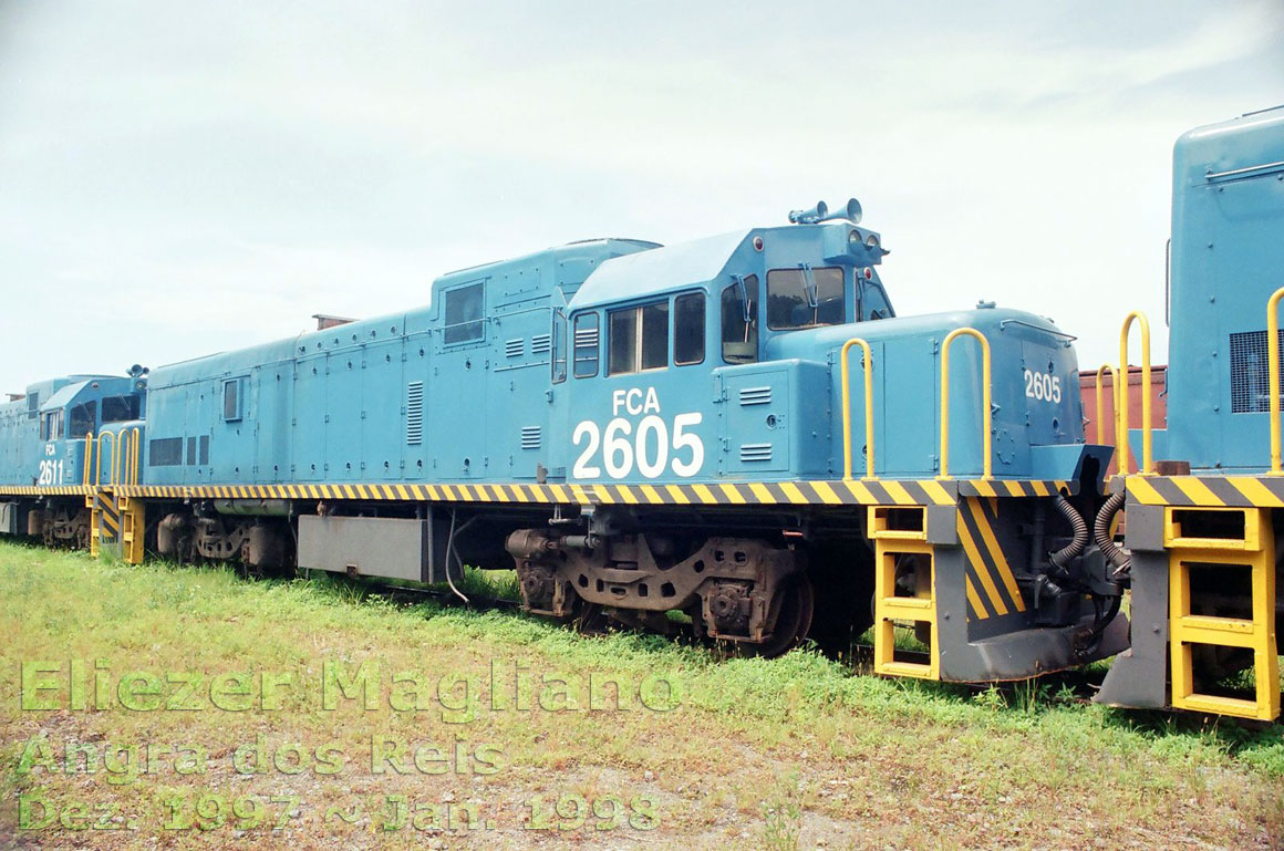 Locomotiva U20C Namibiana nº 2605 da FCA sobre truques falsos (foto inteira)