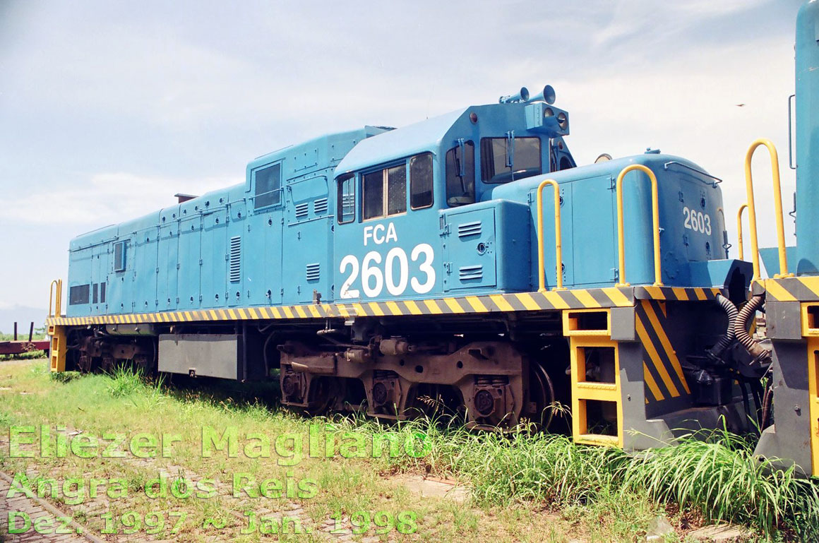 Lateral direita da cabine do maquinista e nariz da locomotiva U20C Namibiana nº 2603 da FCA no enquadramento completo