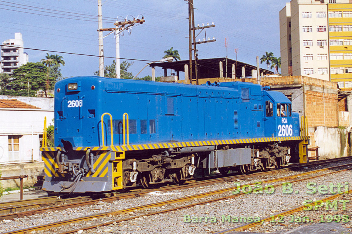 Vista lateral posterior do corpo da locomotiva U20C "Namibiana" nº 2606 ainda com a primeira numeração, em Barra Mansa