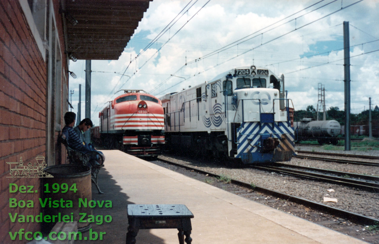Locomotivas V8 nº 6105 e Dash-7 nº 7204 lado a lado em Boa Vista Nova