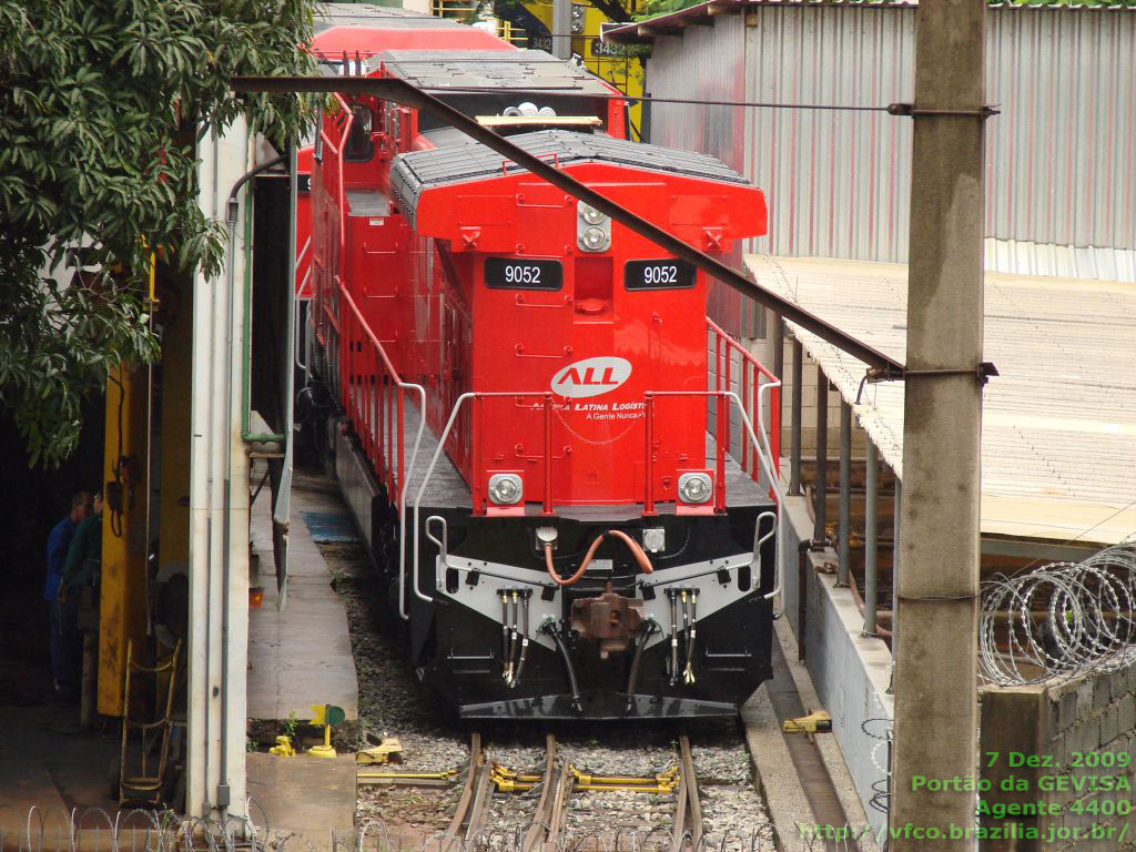 Locomotiva número 9052 nos trilhos da fábrica