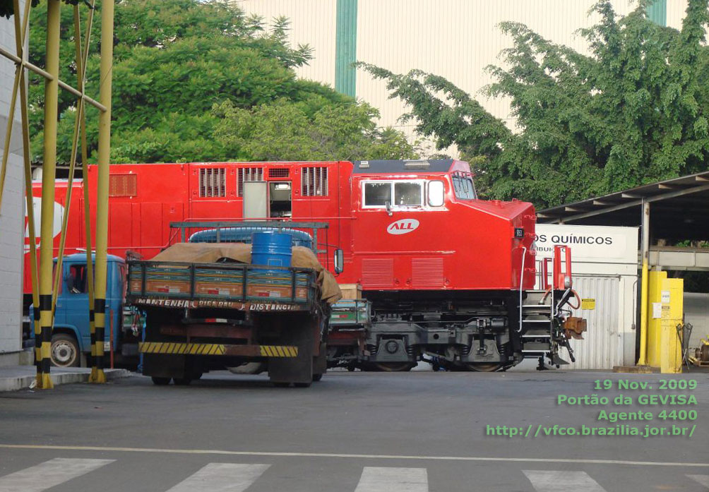 Locomotiva AC44 da ferrovia ALL, no portão da Gevisa