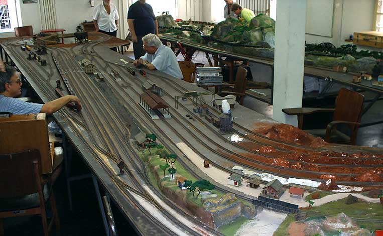 Vista geral da maquete ferroviária da Associação Mineira de Ferreomodelismo