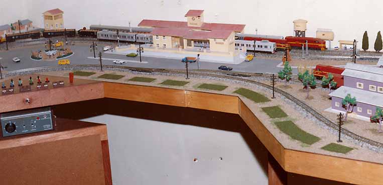 Vista do centro da maquete, com a estação e os trilhos perto da praça