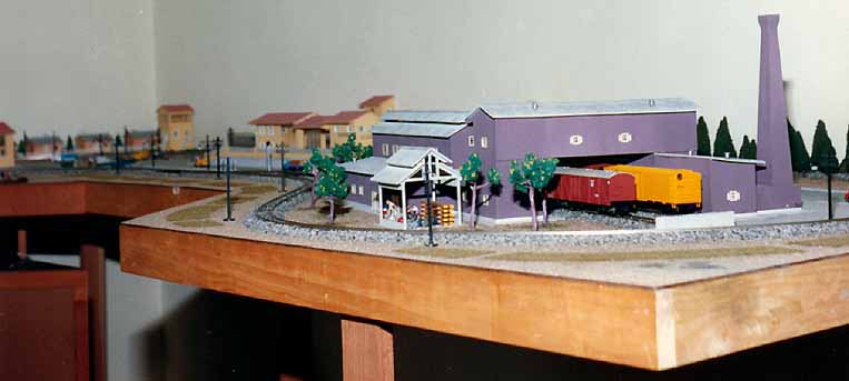 Vista do canto da maquete, com a indústria atendida pelos trilhos da mini-ferrovia