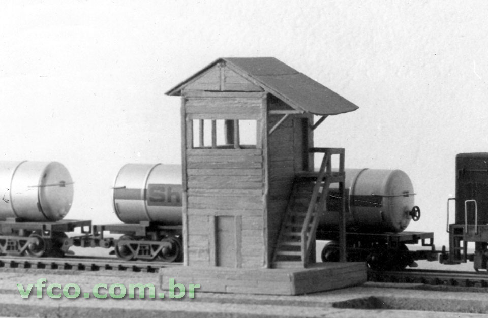 Cabine de controle para maquete de ferreomodelismo feita em palitos de fósforo