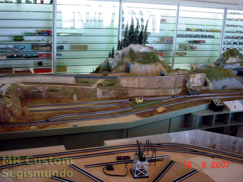 Trecho de relevo movimentado, na maquete, com os trilhos da mini-ferrovia em planos suporpostos