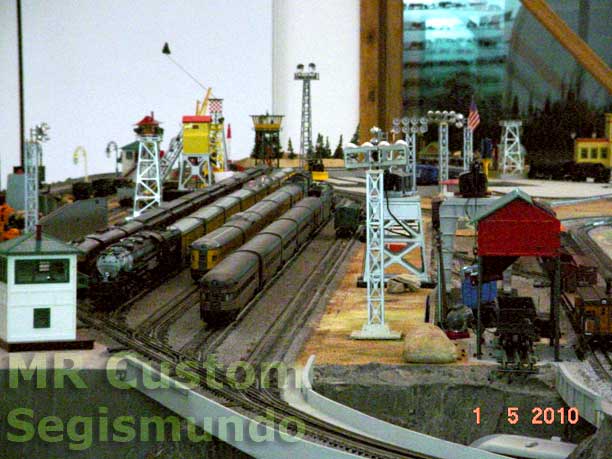 Trens Lionel em um dos pátios ferroviários da maquete